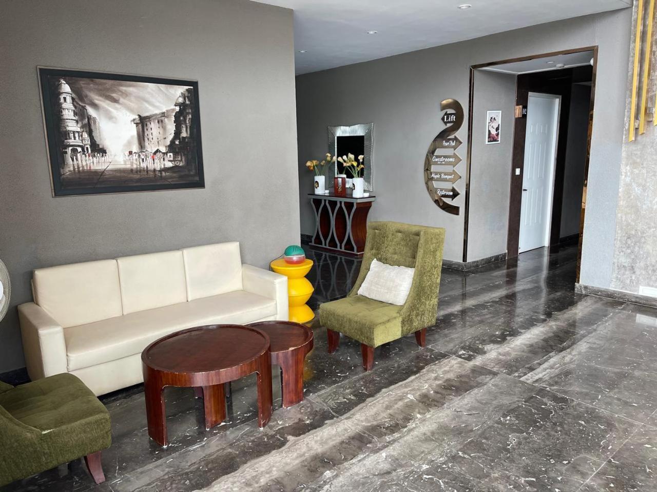 J P Hotel And Wedding Square Pilibhit Exterior foto